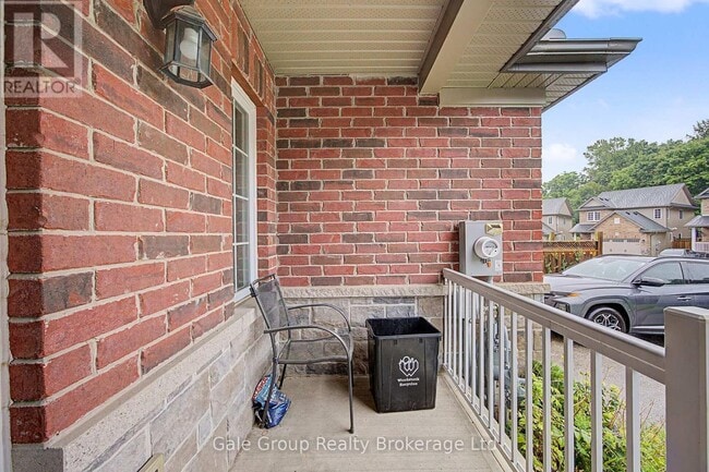 Building Photo - 717 Crawford Cres