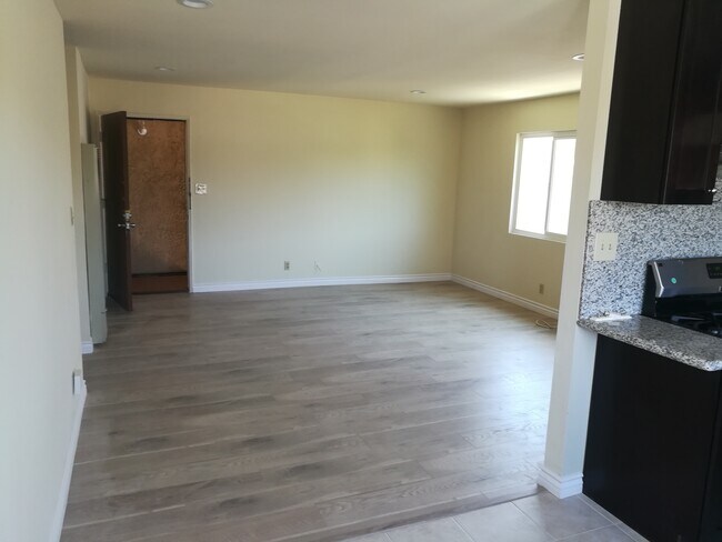 Building Photo - 325 W Norwood Pl