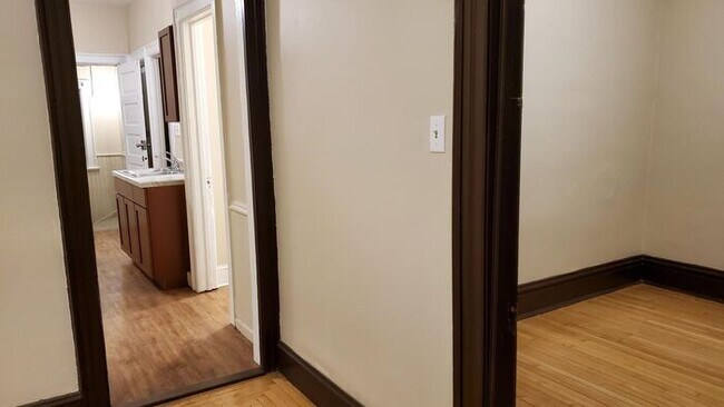 Foto del edificio - Remodeled & Spacious 4 Bedroom Lower Duple...