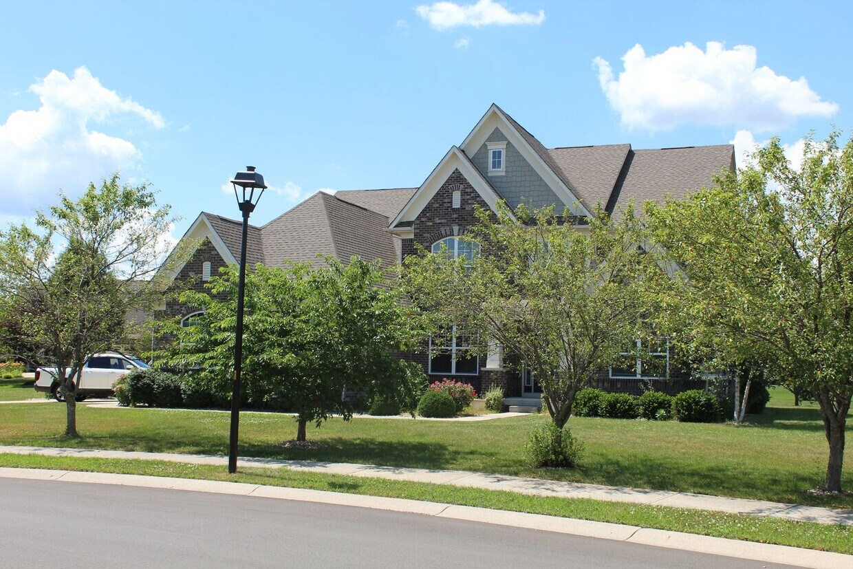 Foto principal - Absolutely Gorgeous 5 BR Estate Home in Br...
