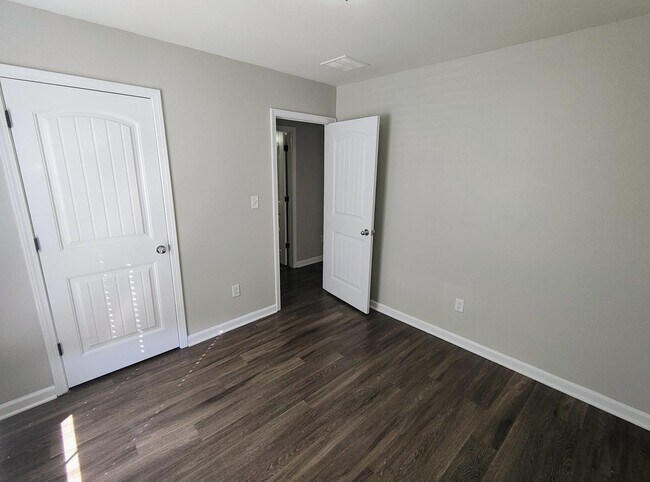 Foto del edificio - 5646 Sycamore Woods Dr
