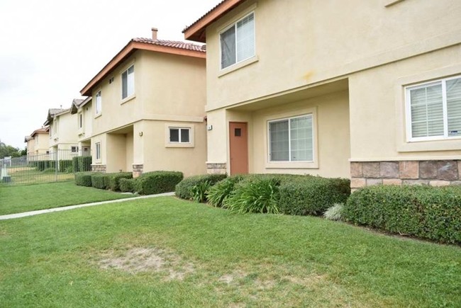 Building Photo - 213 N Spruce Ave