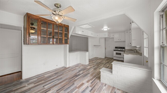 Foto del edificio - 8171 Redfern Dr