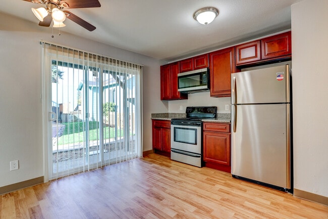Building Photo - Stunning Recently Renovated 2bed/1bath! Ask about our Holiday Special!!