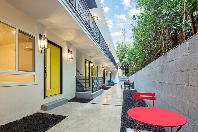 Foto del edificio - 1047 N Sierra Bonita Ave