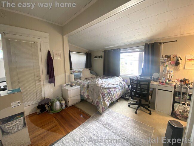 Building Photo - 24-26 Burnham St Unit #2