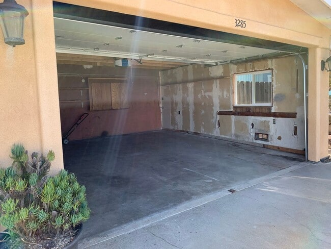 Building Photo - Large 3 Bedroom, 2.5 Bath House in Marina