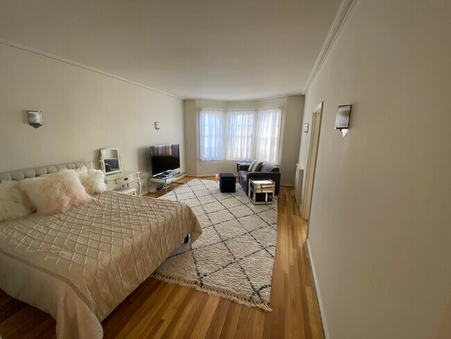 Main room - facing windows - 1700 N Point St