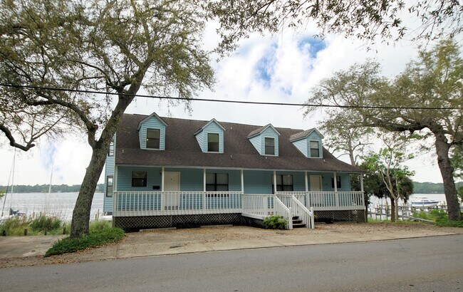 Foto del edificio - Waterfront Townhome in Central Niceville
