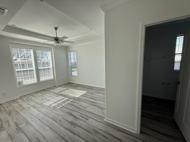 Building Photo - 4208 Queens Way