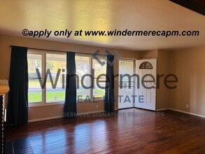 Building Photo - 2740 Armstrong Dr