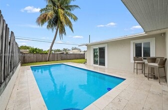 Building Photo - 5721 SW 38th Ct