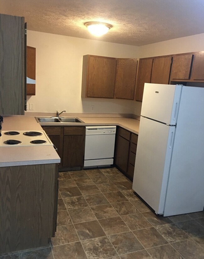 Building Photo - Nice 4 Bedroom House Close to East Campus
