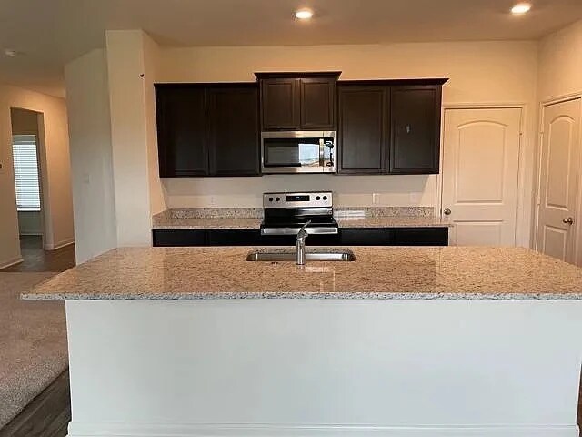 Foto del edificio - Beautifully Designed 4BR/2.5BA Home In The Charming Town of Elgin