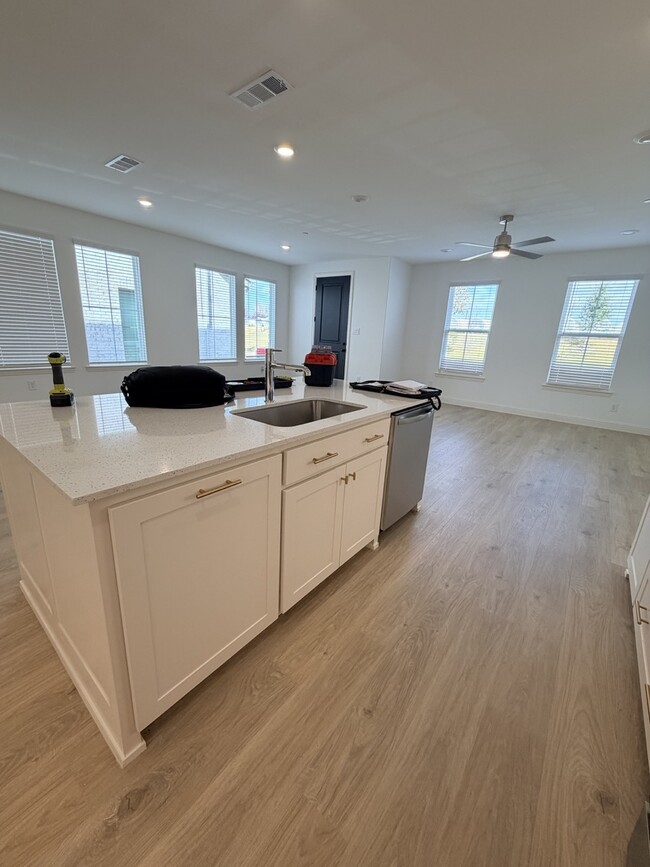 Kitchen Island - 4729 Spinner St