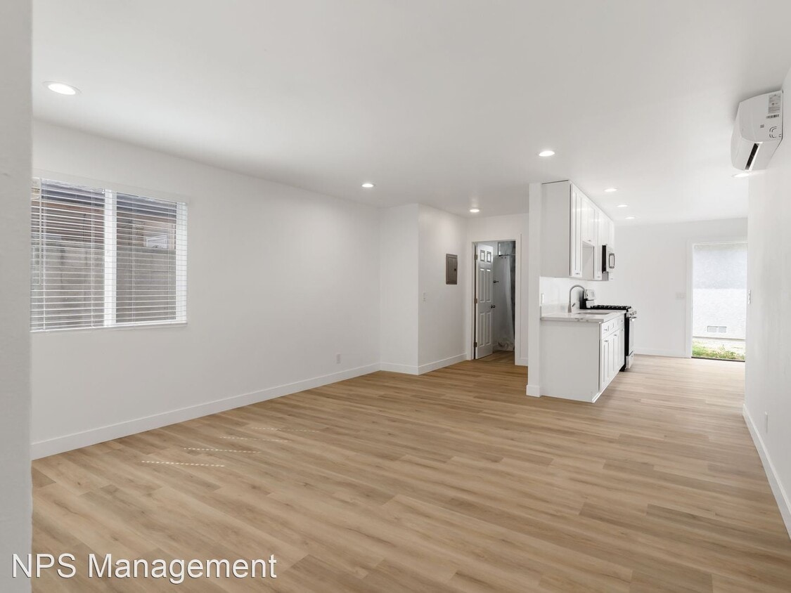 2 br, 1 bath Apartment 2049 Cerritos Ave... Room for Rent in Long