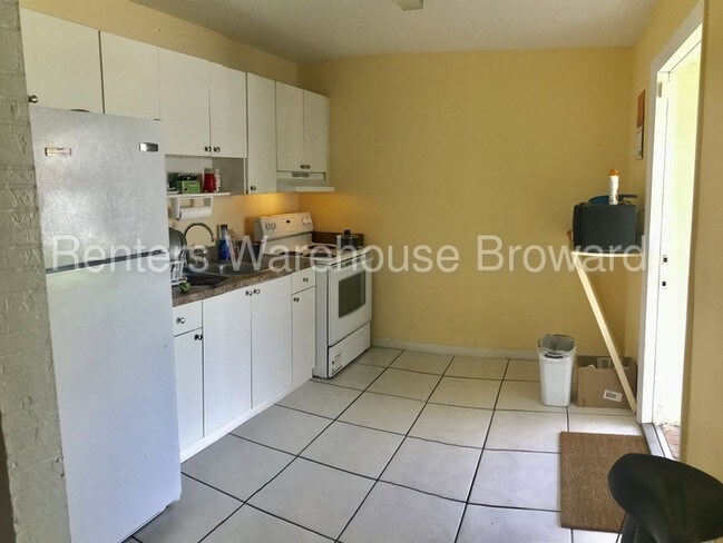 Building Photo - 2540 SW 53rd Ave