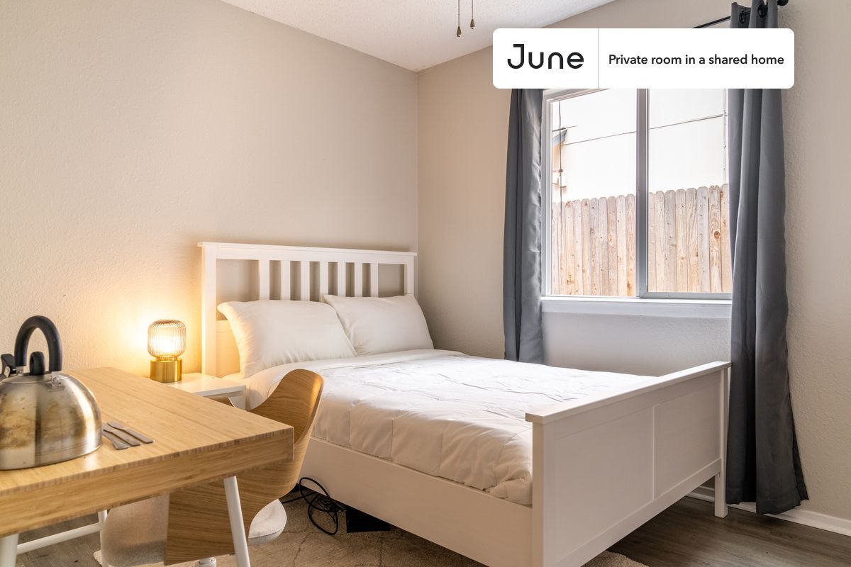 Foto principal - Room in Shared 3 bed/2 bath home
