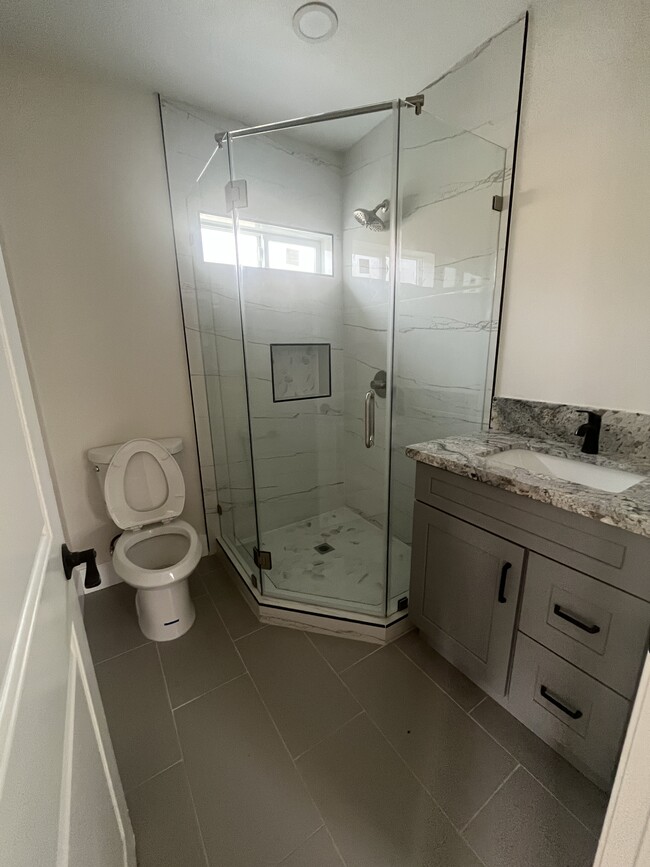 Beautiful brand new standing shower - 6247 Agra St