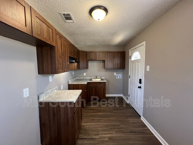 Foto del edificio - 355 Elder Rd