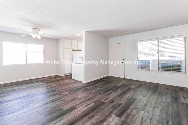 Foto del edificio - Updated Upstairs Condo with Garage in Desirable Walnut Neighborhood