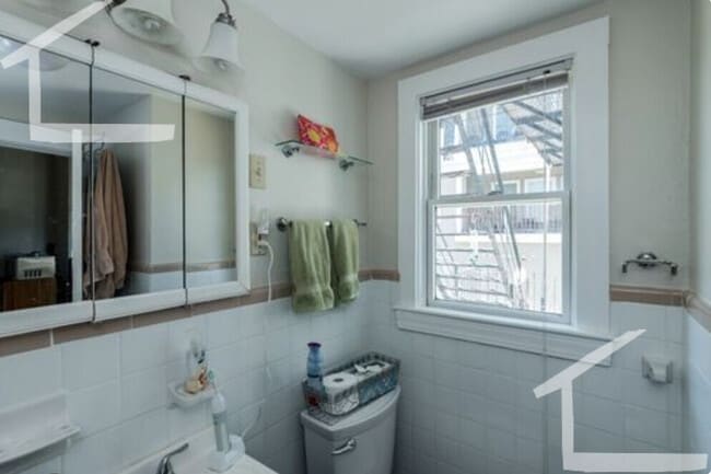 Building Photo - 126 Kenrick St