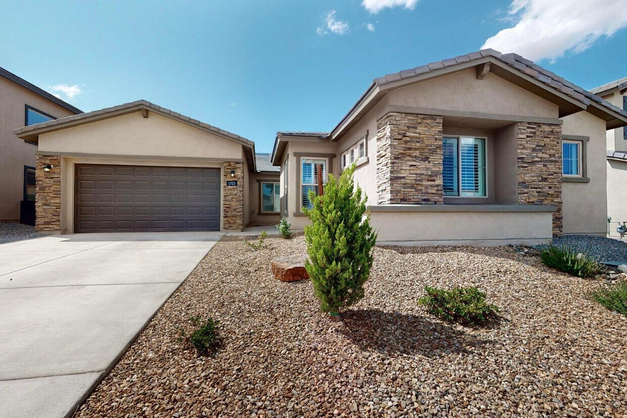 Foto principal - 1723 Mount Hood Trl NW