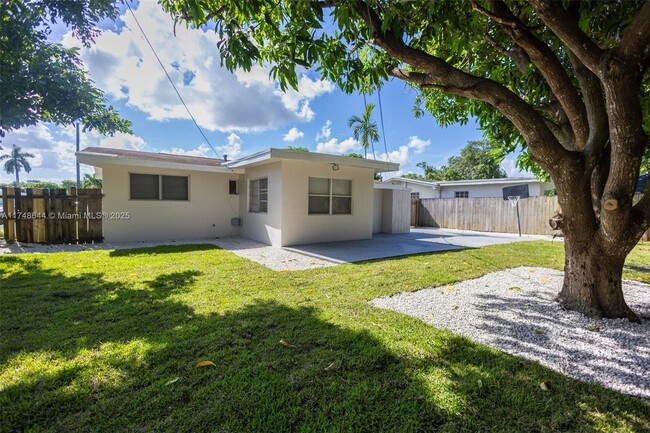 Building Photo - 1931 Bahama Dr