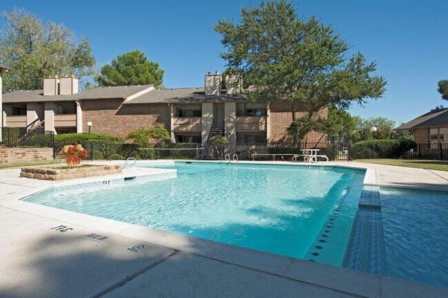 Foto del edificio - 2750 E Trinity Mls Rd