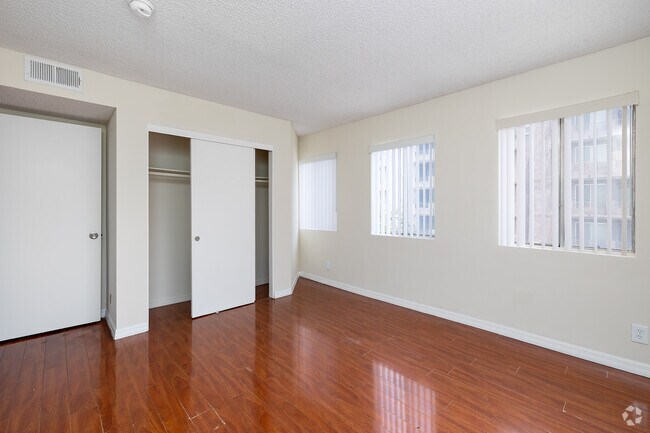 1HAB, 1BA - 625SF - Dormitorio - Irolostar Apartments