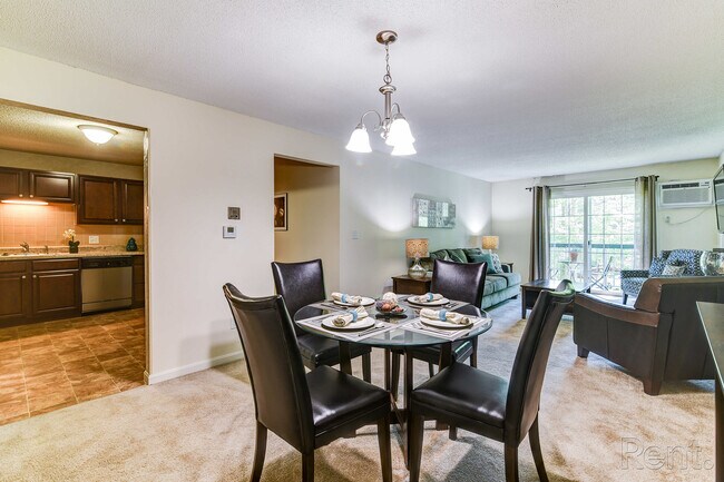 Comedor/Sala de estar - Greenview Village Apartments