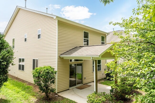 Building Photo - Four Bedroom Home in Sought After Neighborhood!