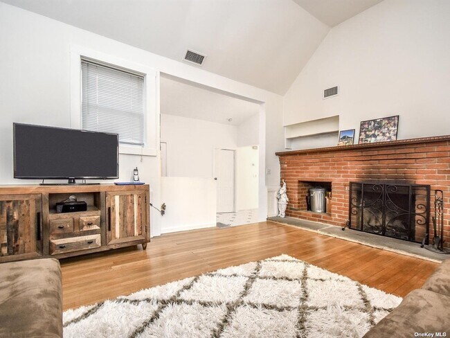 Foto del edificio - 528 Glen Cove Rd
