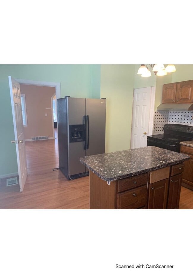 Building Photo - Large 3 Bed with 2 Bath close to everything!