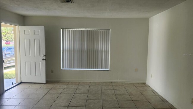 Foto del edificio - 1472 N Normandy Blvd