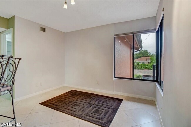 Building Photo - 124 Cypress Way E