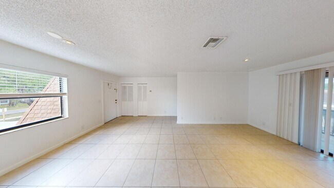 Building Photo - 1580 Montauk Dr