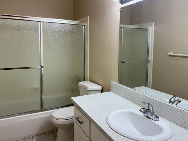 Foto del edificio - Bright and Updated 1 Bedroom 1 Bath Upstai...