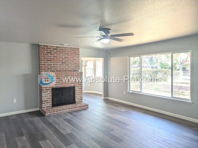 Building Photo - Amazing 3 Bed / 2 Bath Fully Renovated Hom...