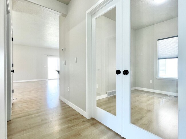 Building Photo - Modern Herriman Home at Big Bend Park!
