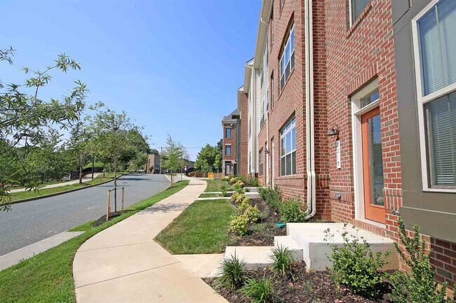 Building Photo - 2021 Inglewood Dr