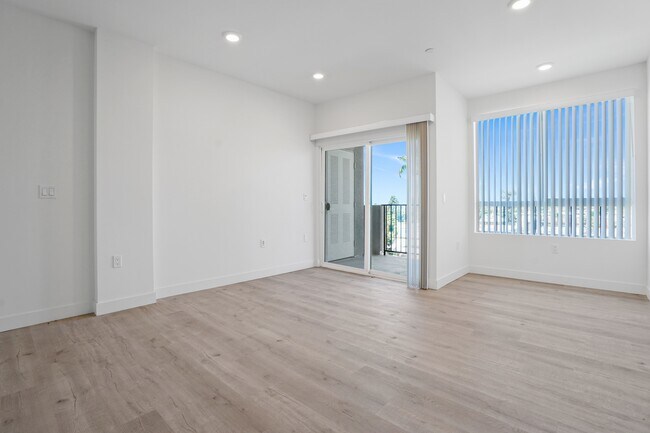 Foto del edificio - 8802 Van Nuys Blvd