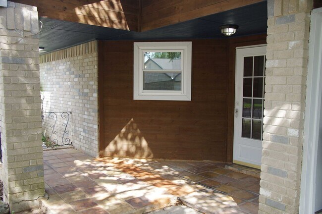 Foto del edificio - 8015 Forest Ash