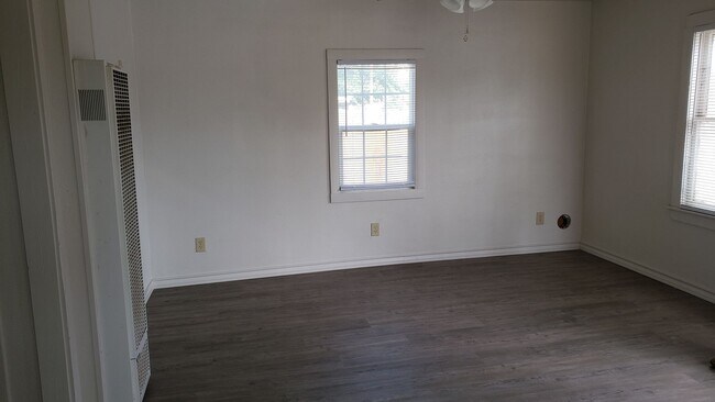 Building Photo - Recently Remodeled 3 Bedroom 1 Bath Home