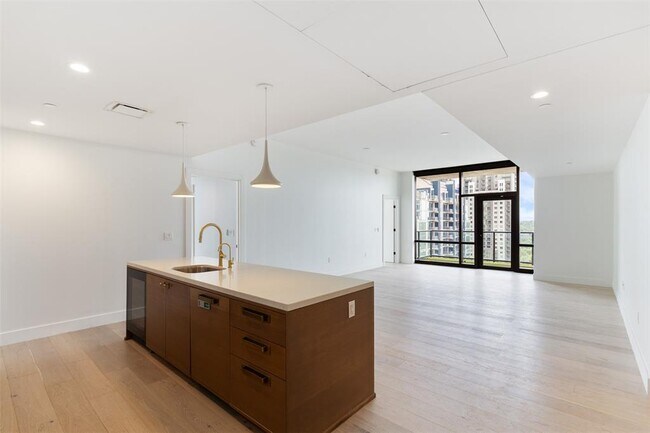 Building Photo - 70 Rainey St
