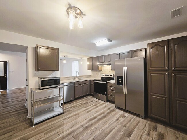 Foto del edificio - Renovated Two Bedroom Townhouse Close to L...
