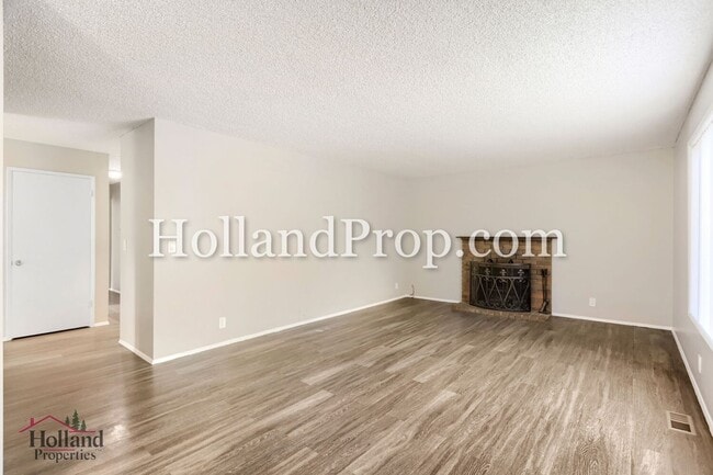 Building Photo - Charming 3-Bedroom Duplex with Fenced Yard, Fireplace & Garage Near Hwy 26!