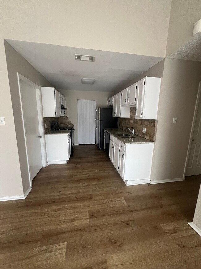 Foto del edificio - Just listed!