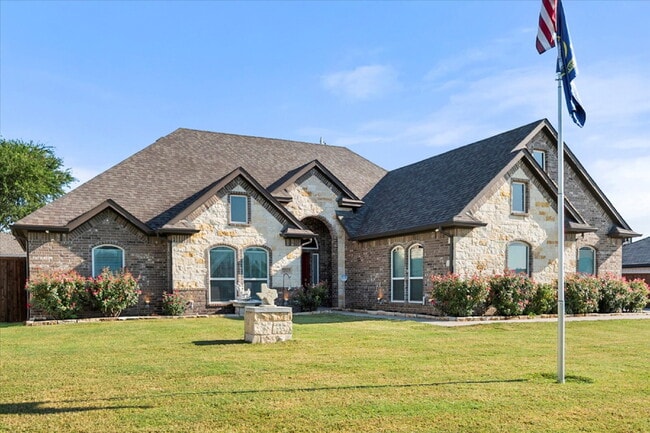Building Photo - Stunning 3-bedroom, 2-bathroom home on an ...