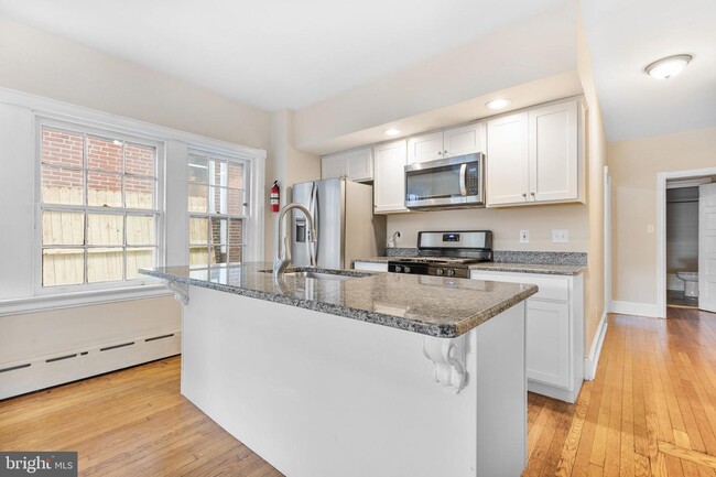 Building Photo - 921 N Van Buren St